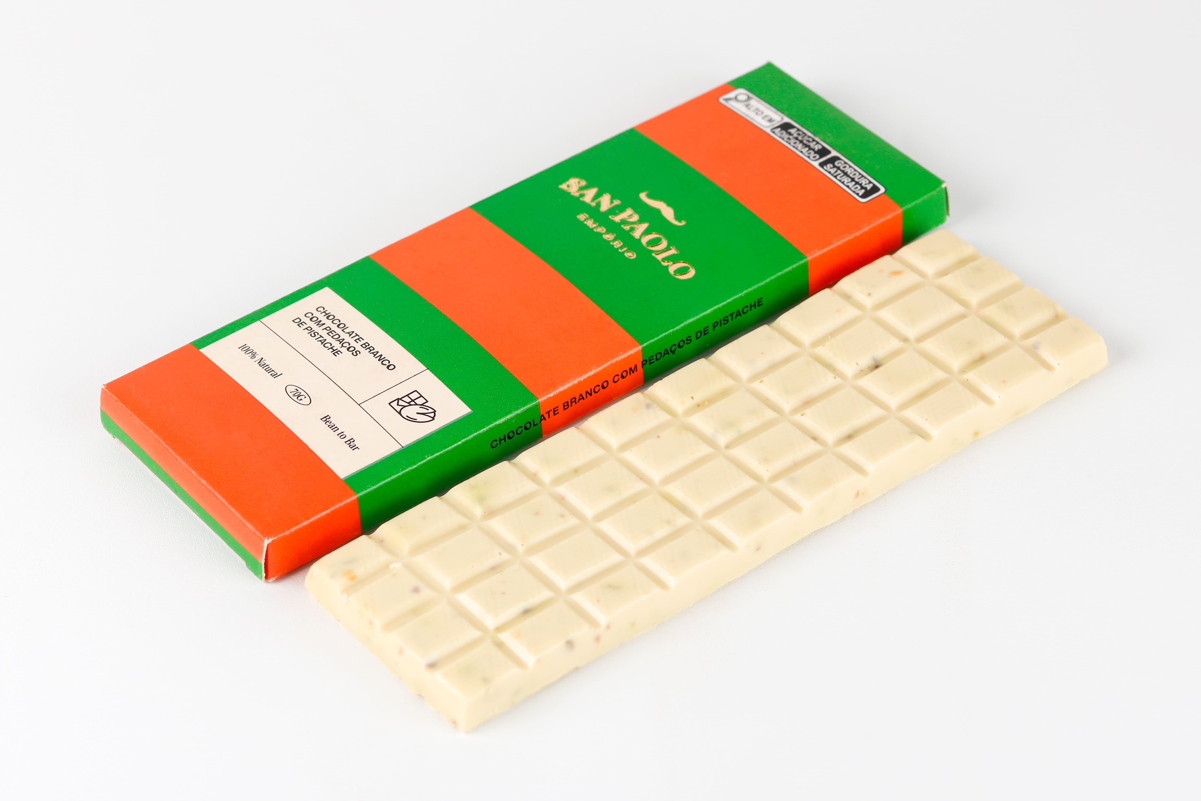 Barra de Chocolate Branco com Pedaços de Pistache - Uma indulgência luxuosa e cremosa, pontuada pela crocância dos pedaços de pistache.