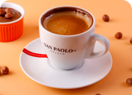 Café Paolo Recheado - O irresistível espresso San Paolo, servido em uma xícara recheada com Avelã ou creme de pistache.