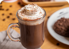 Chocolate Quente - Bebida cremosa e reconfortante, feita com chocolate de alta qualidade, que aquece o coração e encanta o paladar.