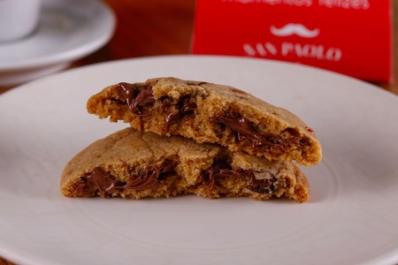 Cookie tradicional - Massa molhadinha por dentro, com gotas de chocolate meio amargo.