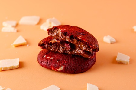 Cookie Red Velvet - O tradicional bolo vermelho americano transformado em cookie crocante por fora e suculento por dentro: apenas irresistível!