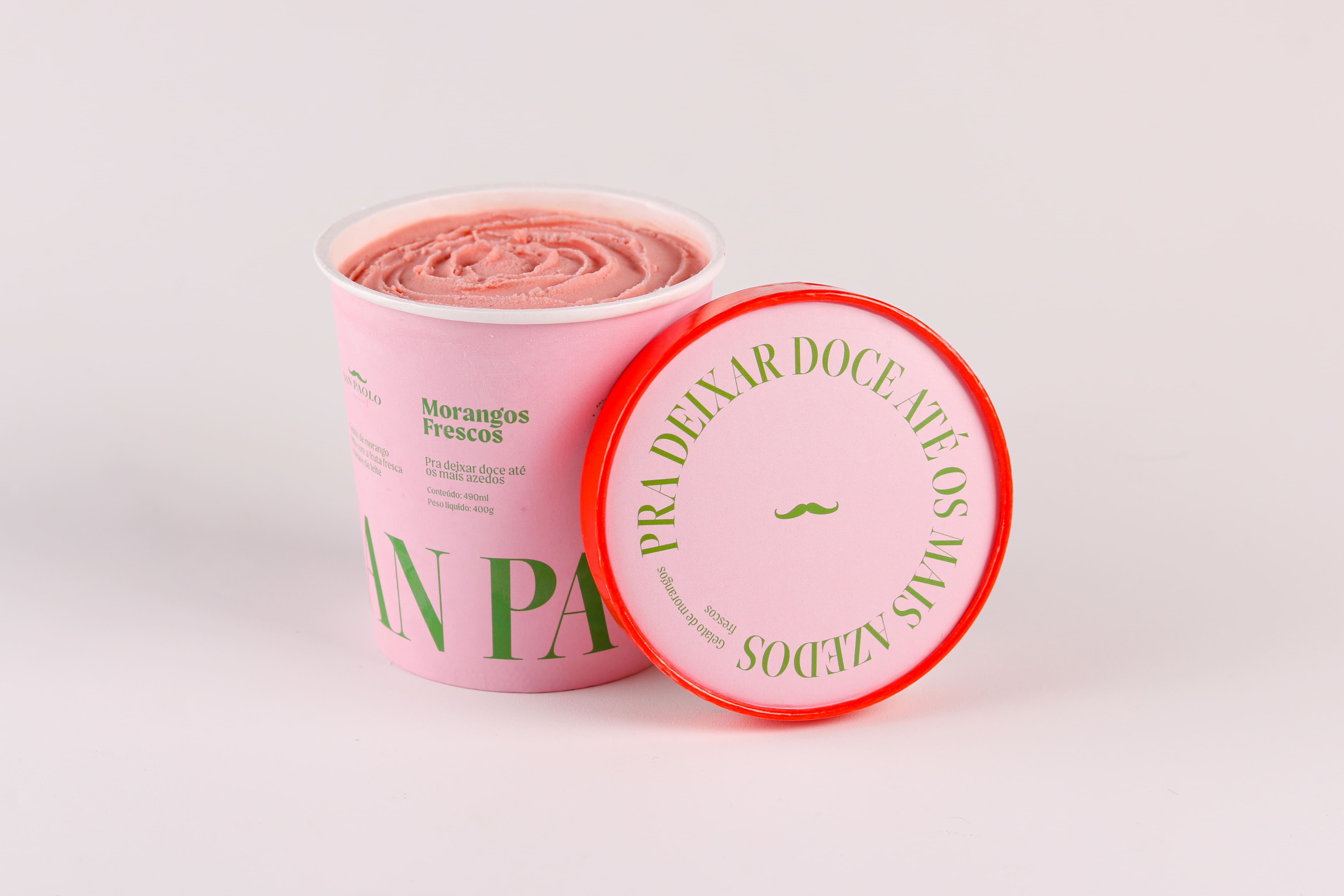 Morangos Frescos - O tradicional gelato de morango de uma forma nada tradicional. Uma base de leite e creme de leite fresco adicionada de morangos frescos selecionados e creme de morango, é capaz de adoçar até os dias mais difíceis.